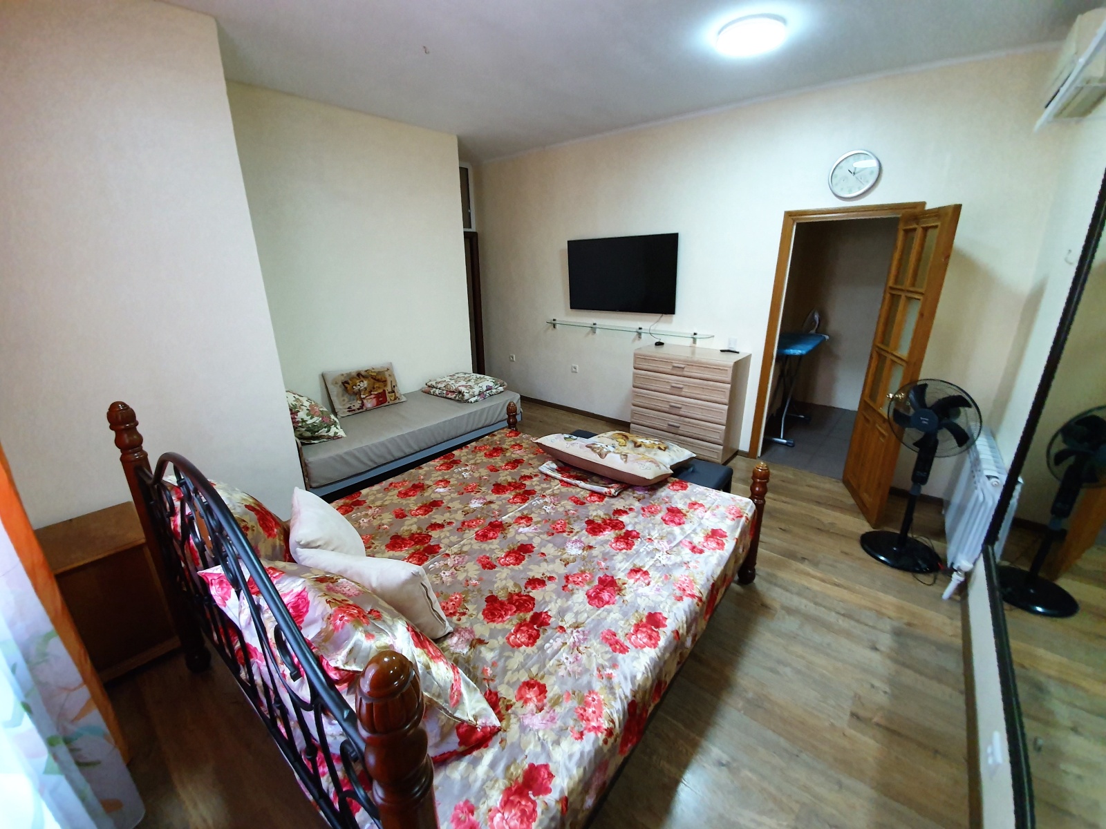 Зал и 4 изолированные комнаты