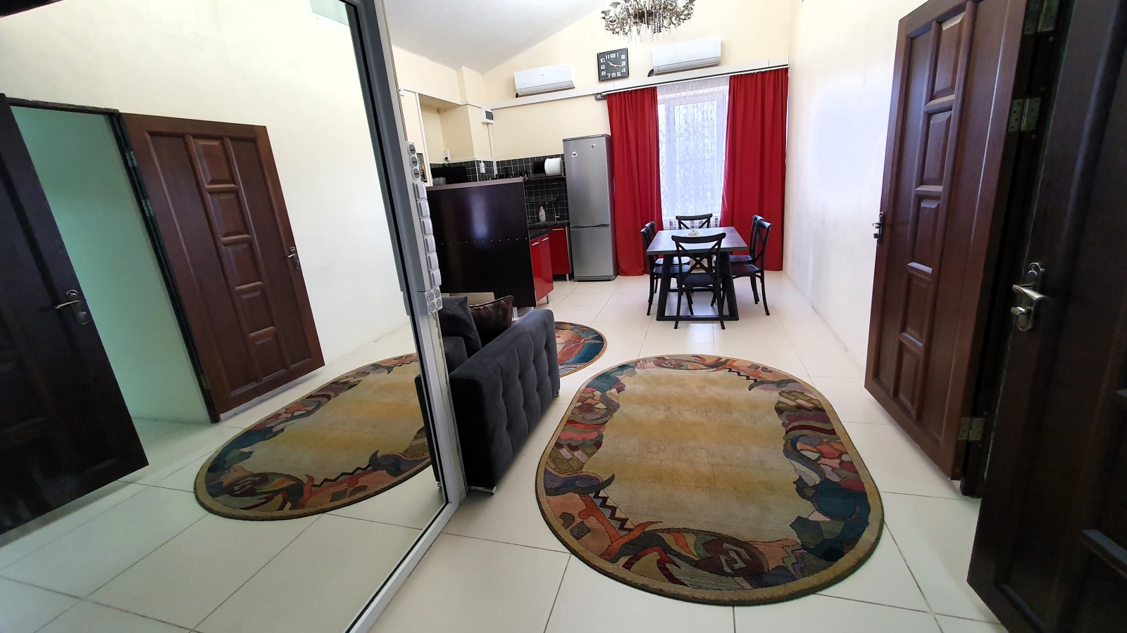 Зал и три изолированные комнаты