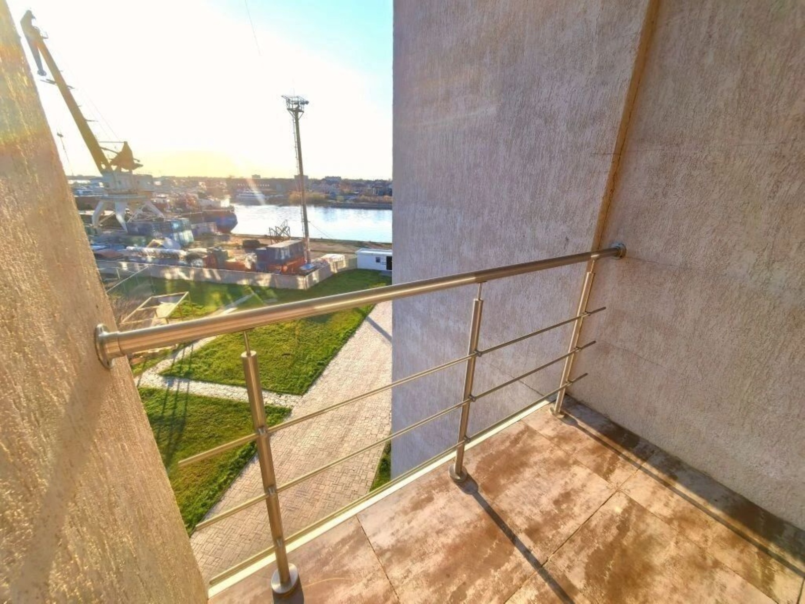 Апартаменты в здании бизнес комплекса "Зoлoтой Зaтoн"