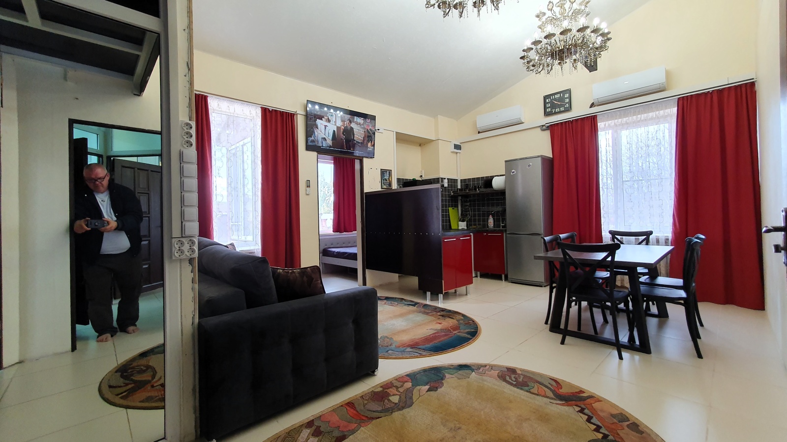 Зал и три изолированные комнаты