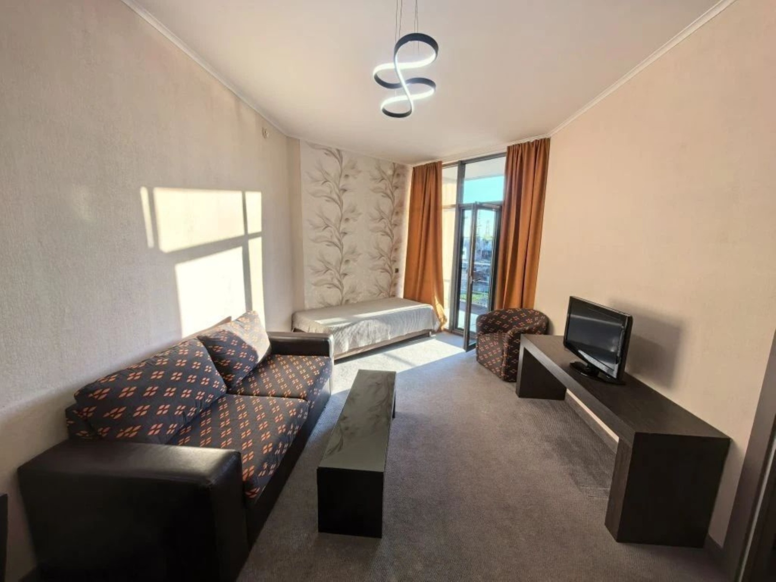 Апартаменты в здании бизнес комплекса "Зoлoтой Зaтoн"