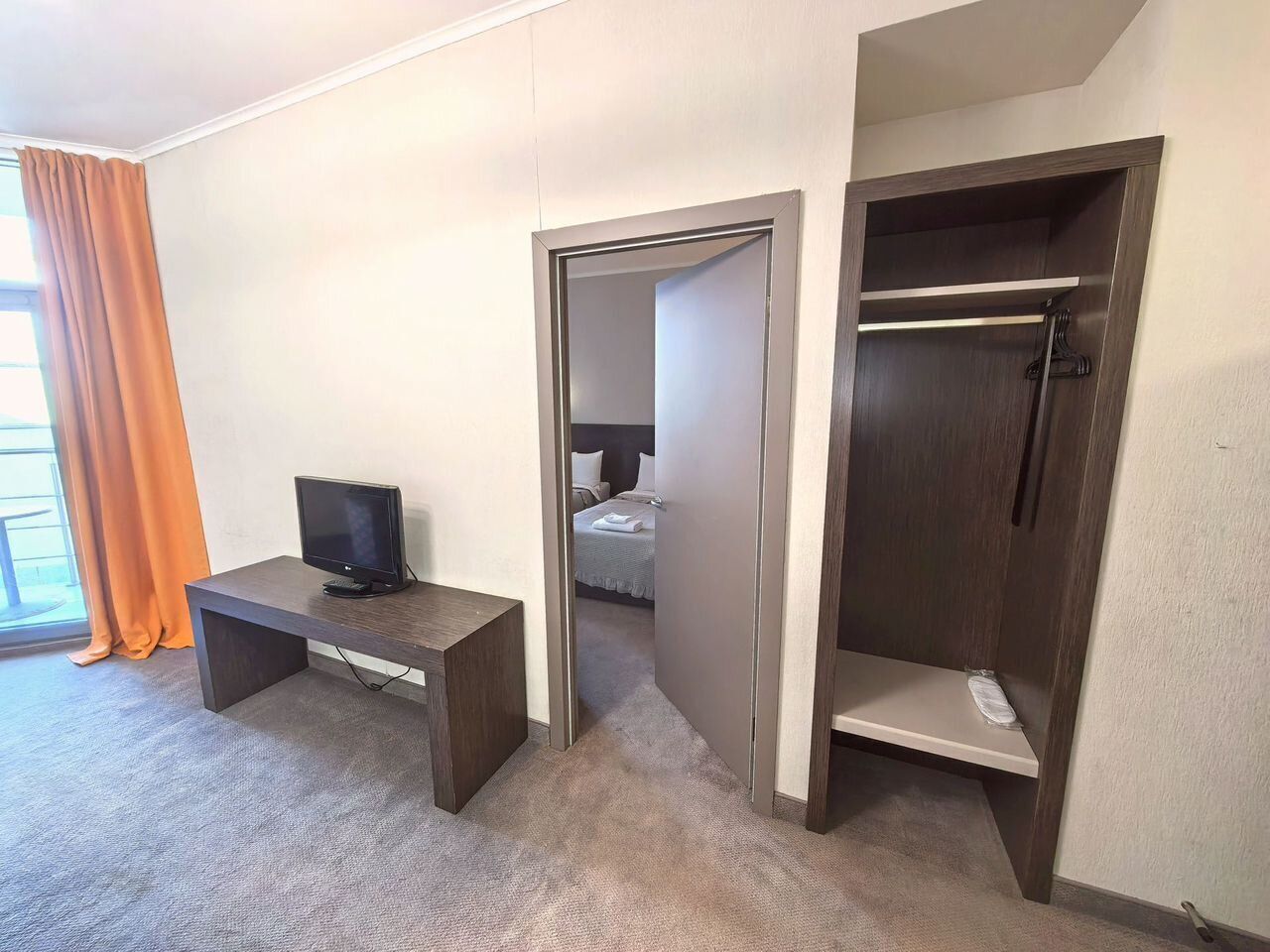 Апартаменты в здании бизнес комплекса "Зoлoтой Зaтoн"