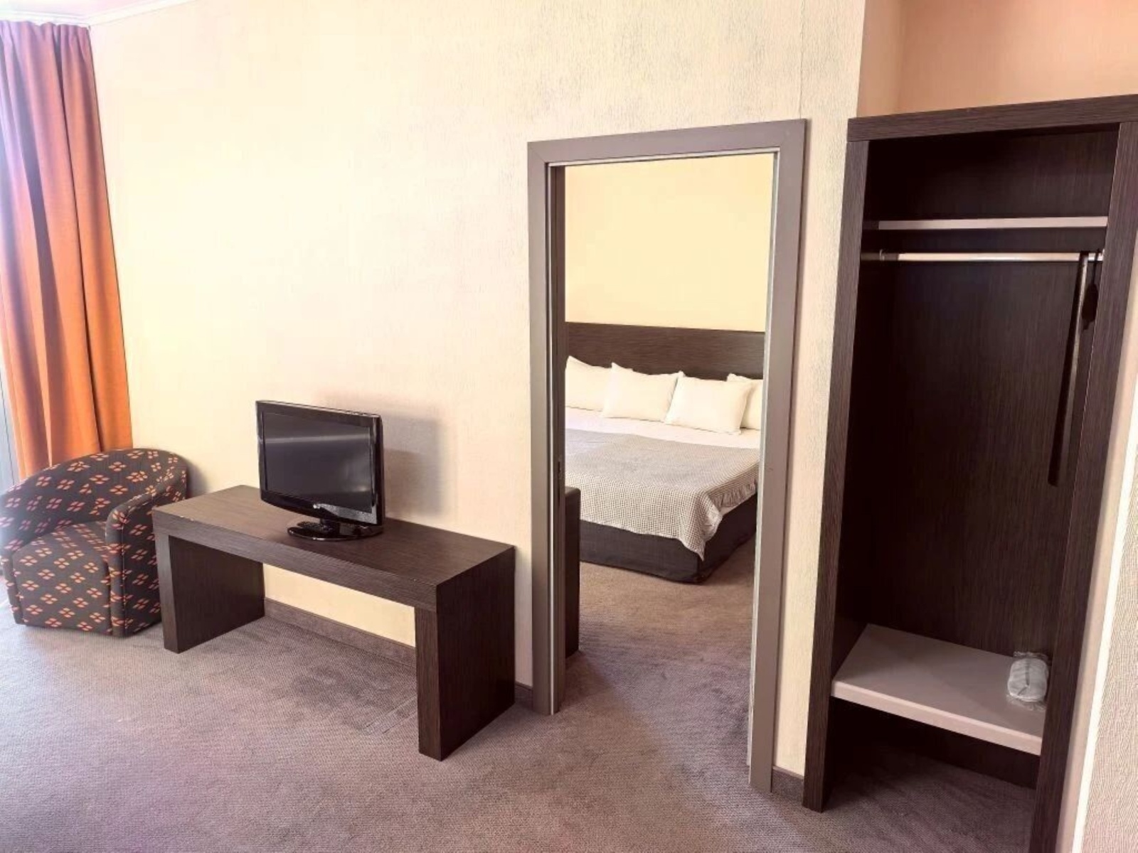 Апартаменты в здании бизнес комплекса "Зoлoтой Зaтoн"