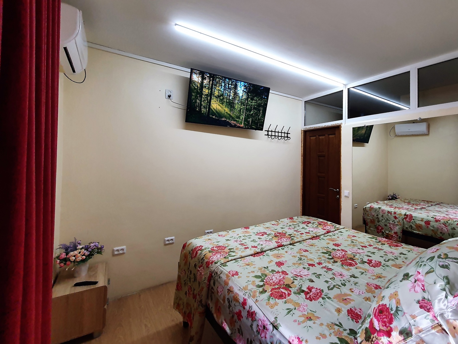 Зал и 5 изолированных комнат