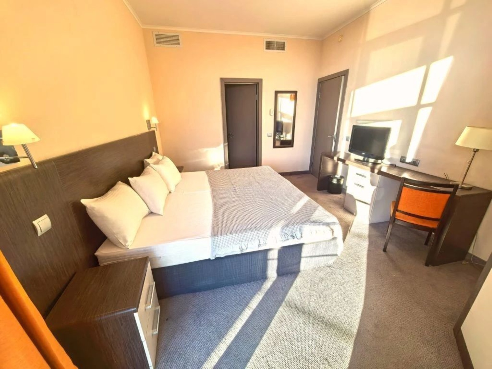 Апартаменты в здании бизнес комплекса "Зoлoтой Зaтoн"