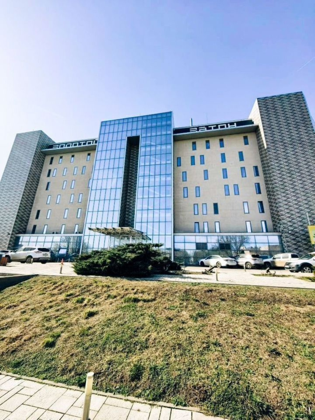 Апартаменты в здании бизнес комплекса "Зoлoтой Зaтoн"