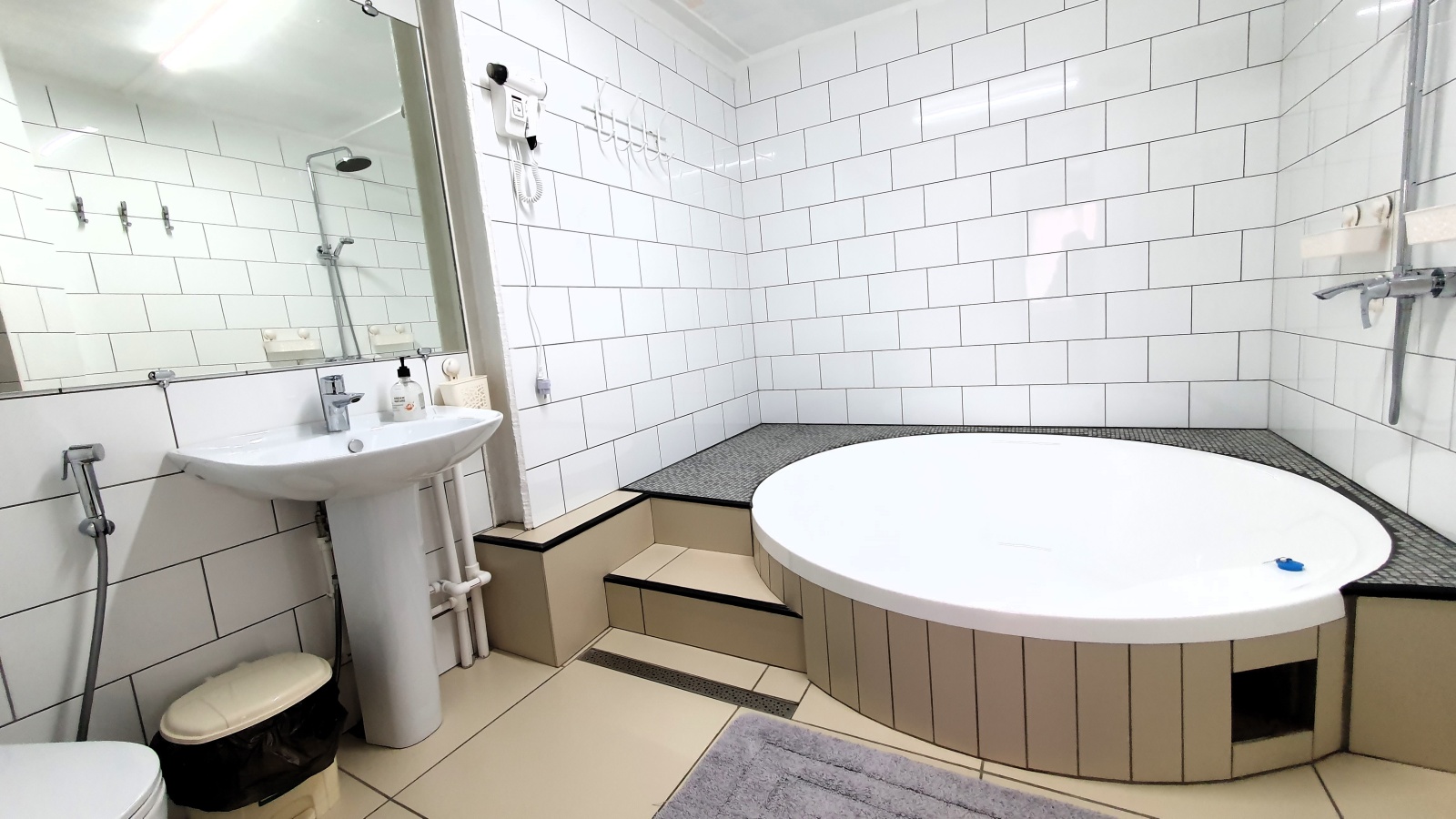 Зал и три изолированные комнаты