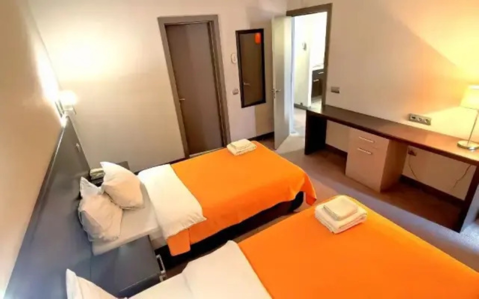 Апартаменты в здании бизнес комплекса "Зoлoтой Зaтoн"