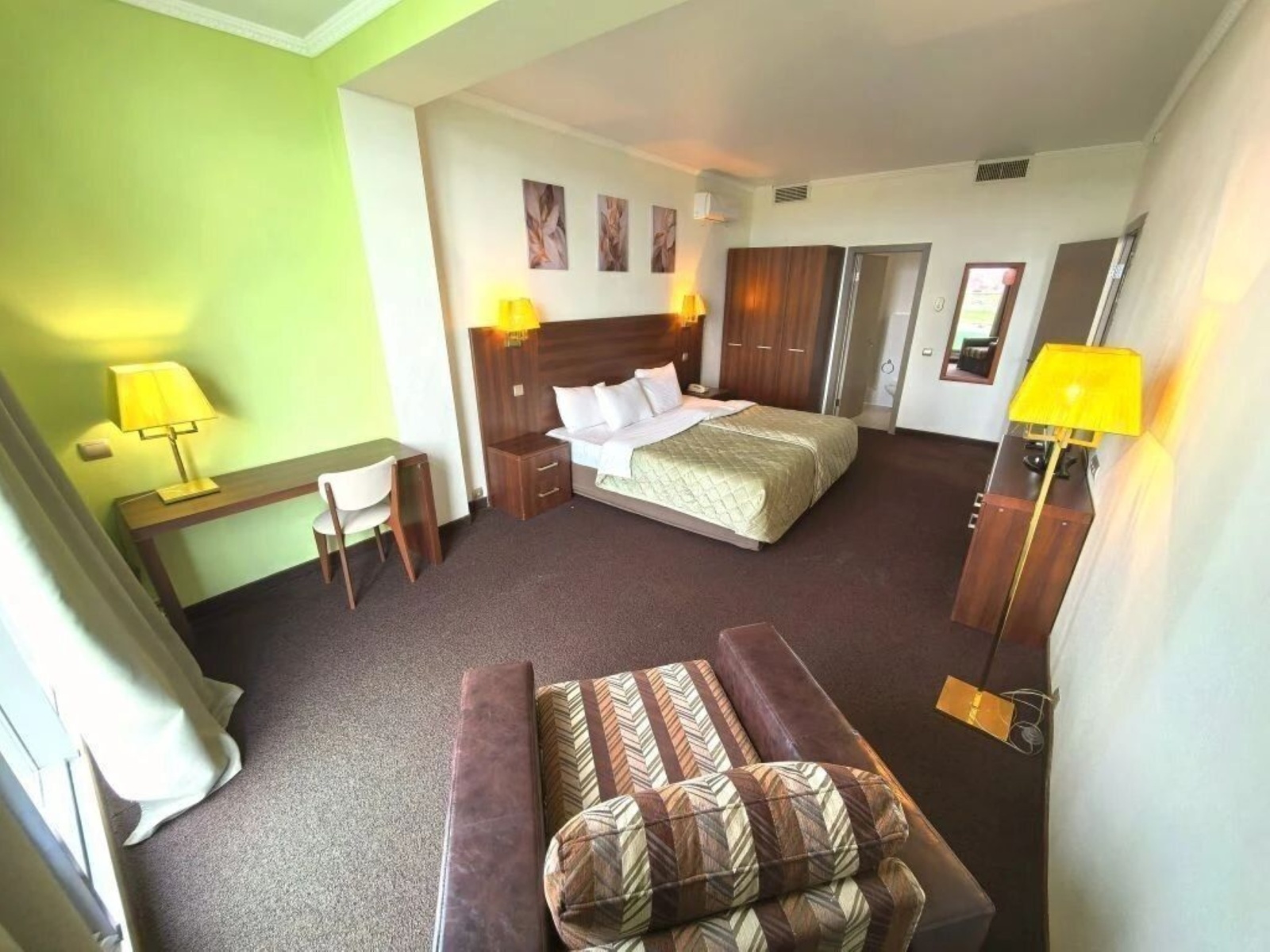 Апартаменты в БК "Зoлотой Зaтoн"