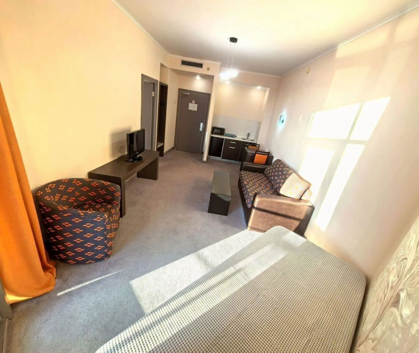 Апартаменты в здании бизнес комплекса "Зoлoтой Зaтoн"