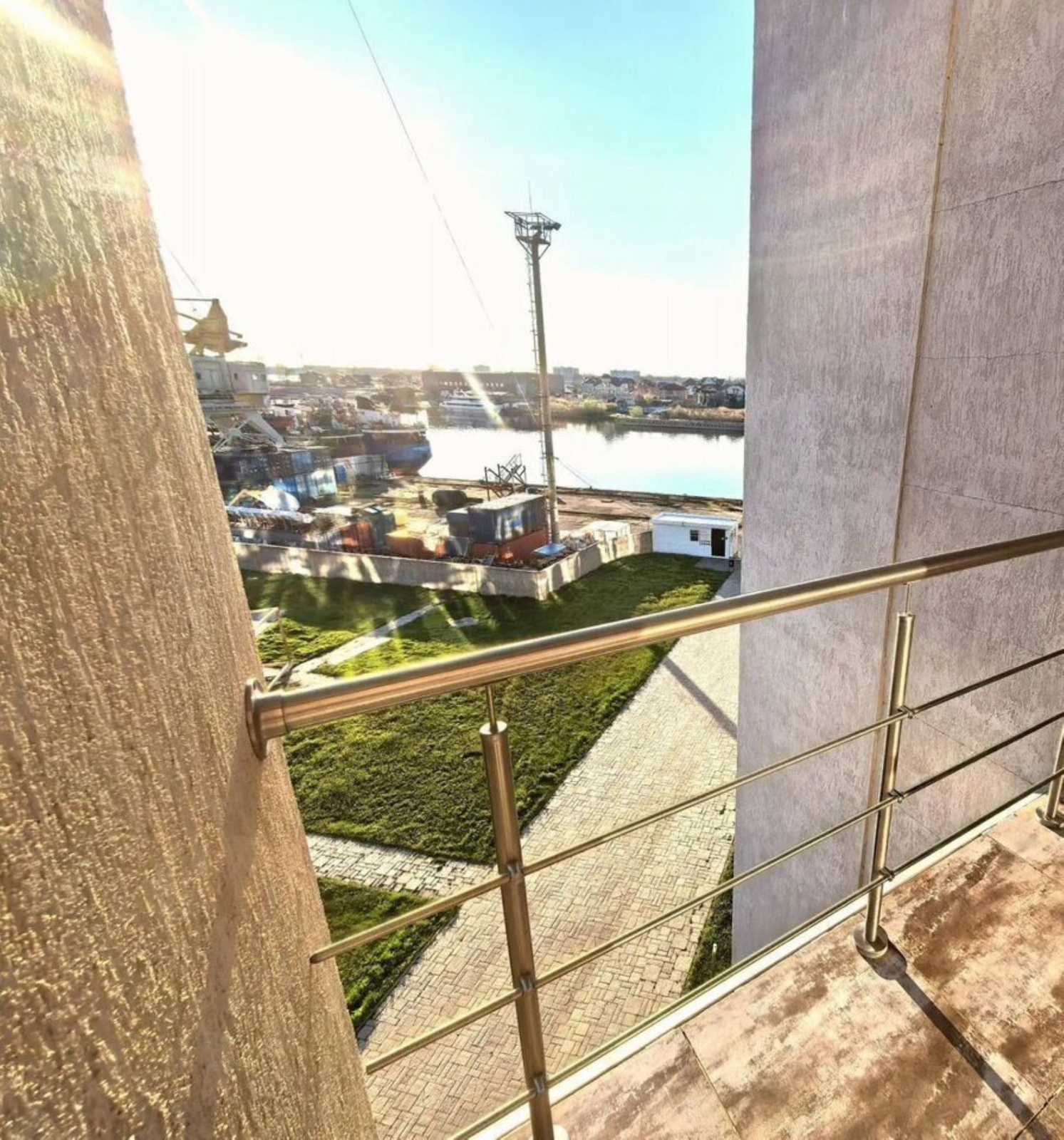 Апартаменты в здании бизнес комплекса "Зoлoтой Зaтoн"