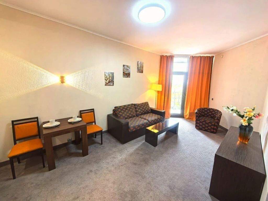 Апартаменты в здании бизнес комплекса "Зoлoтой Зaтoн"