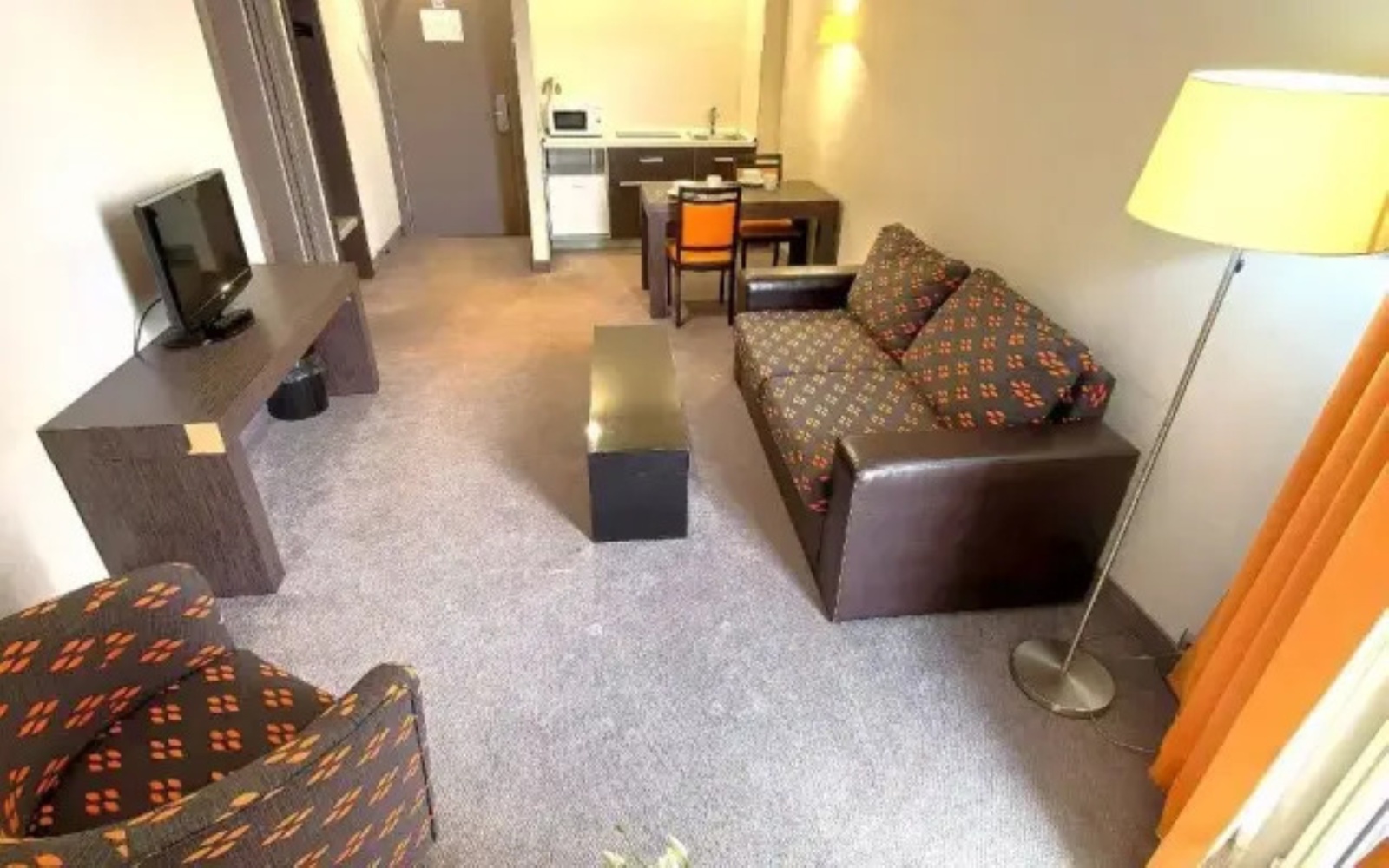 Апартаменты в здании бизнес комплекса "Зoлoтой Зaтoн"