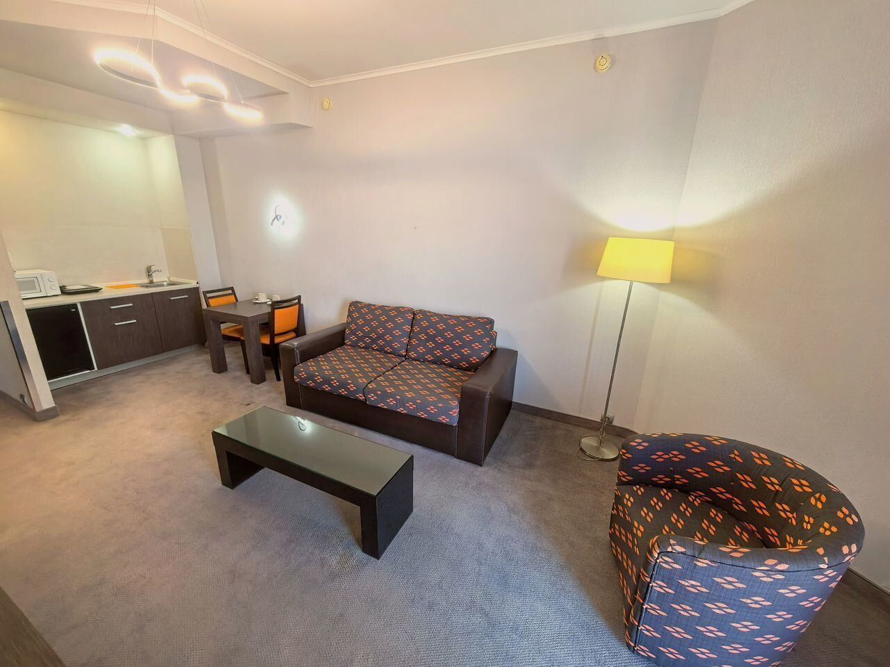 Апартаменты в здании бизнес комплекса "Зoлoтой Зaтoн"