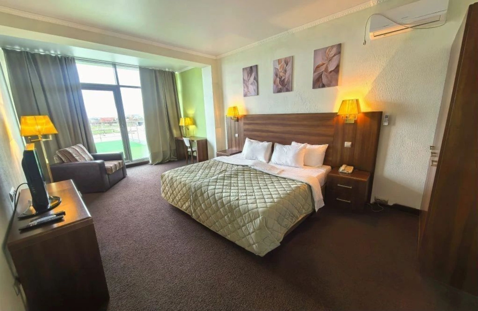 Апартаменты в БК "Зoлотой Зaтoн"