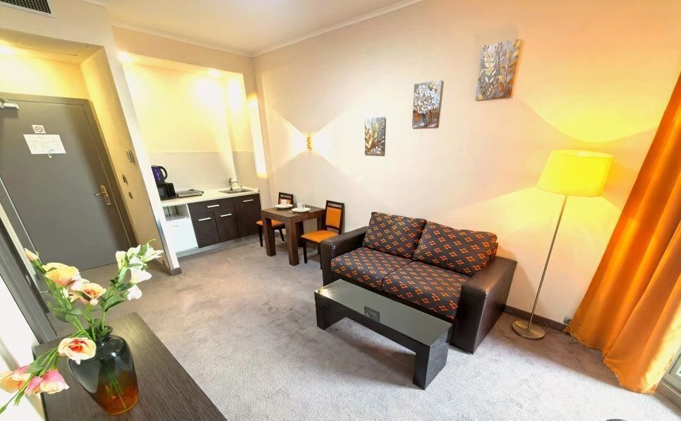 Апартаменты в здании бизнес комплекса "Зoлoтой Зaтoн"