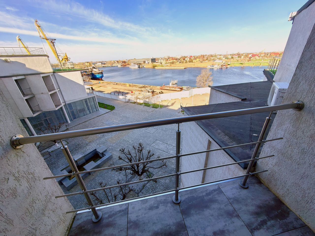 Апартаменты в здании бизнес комплекса "Зoлoтой Зaтoн"