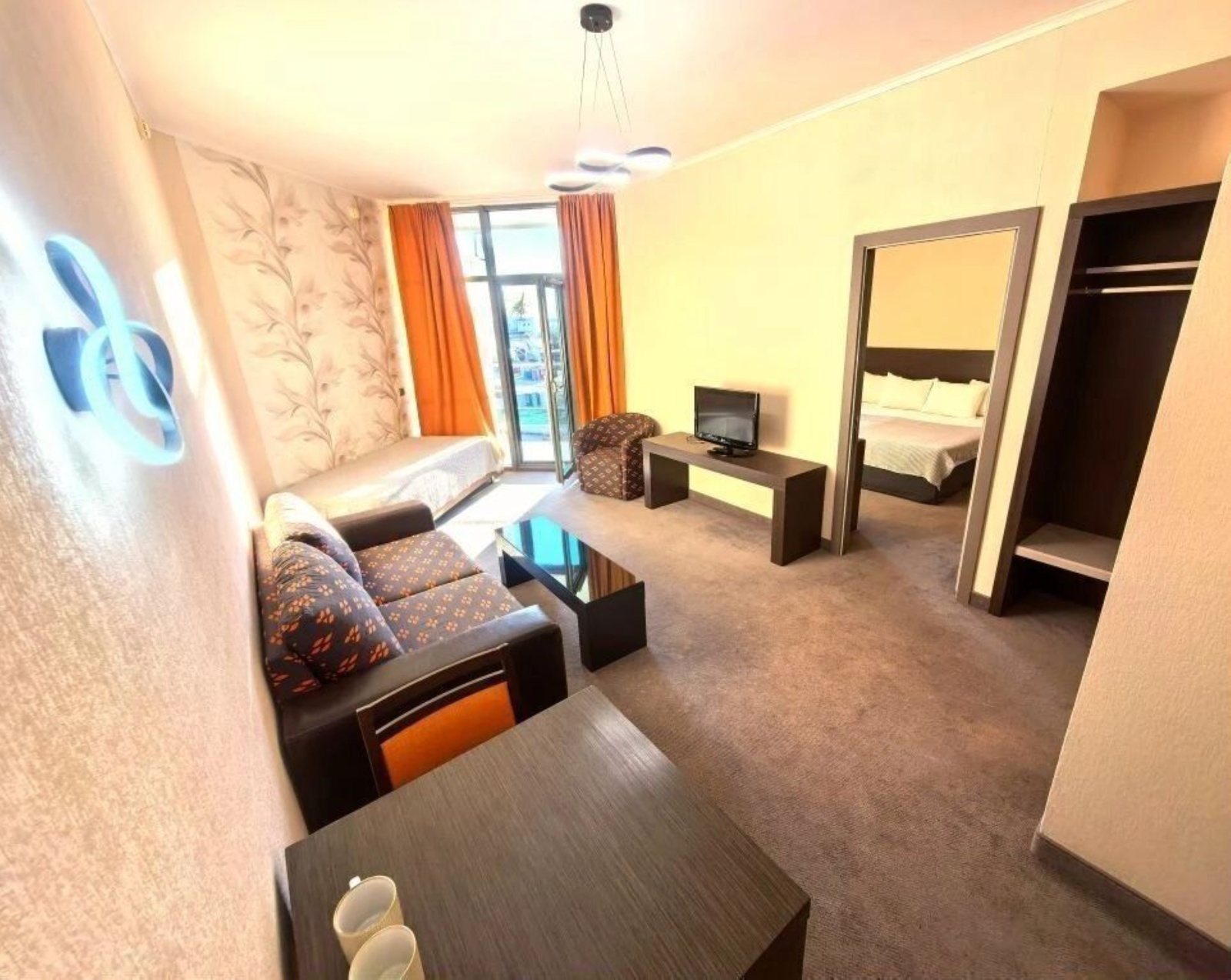 Апартаменты в здании бизнес комплекса "Зoлoтой Зaтoн"