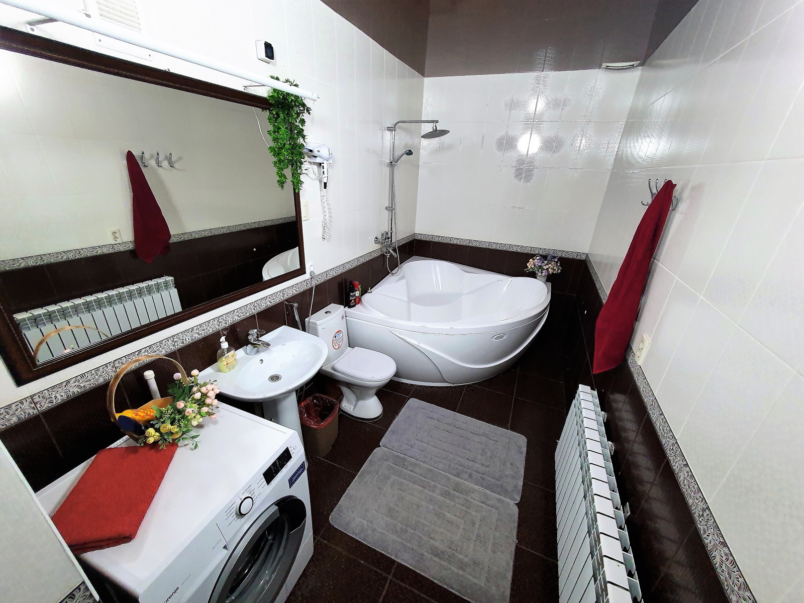 Зал и 5 изолированных комнат