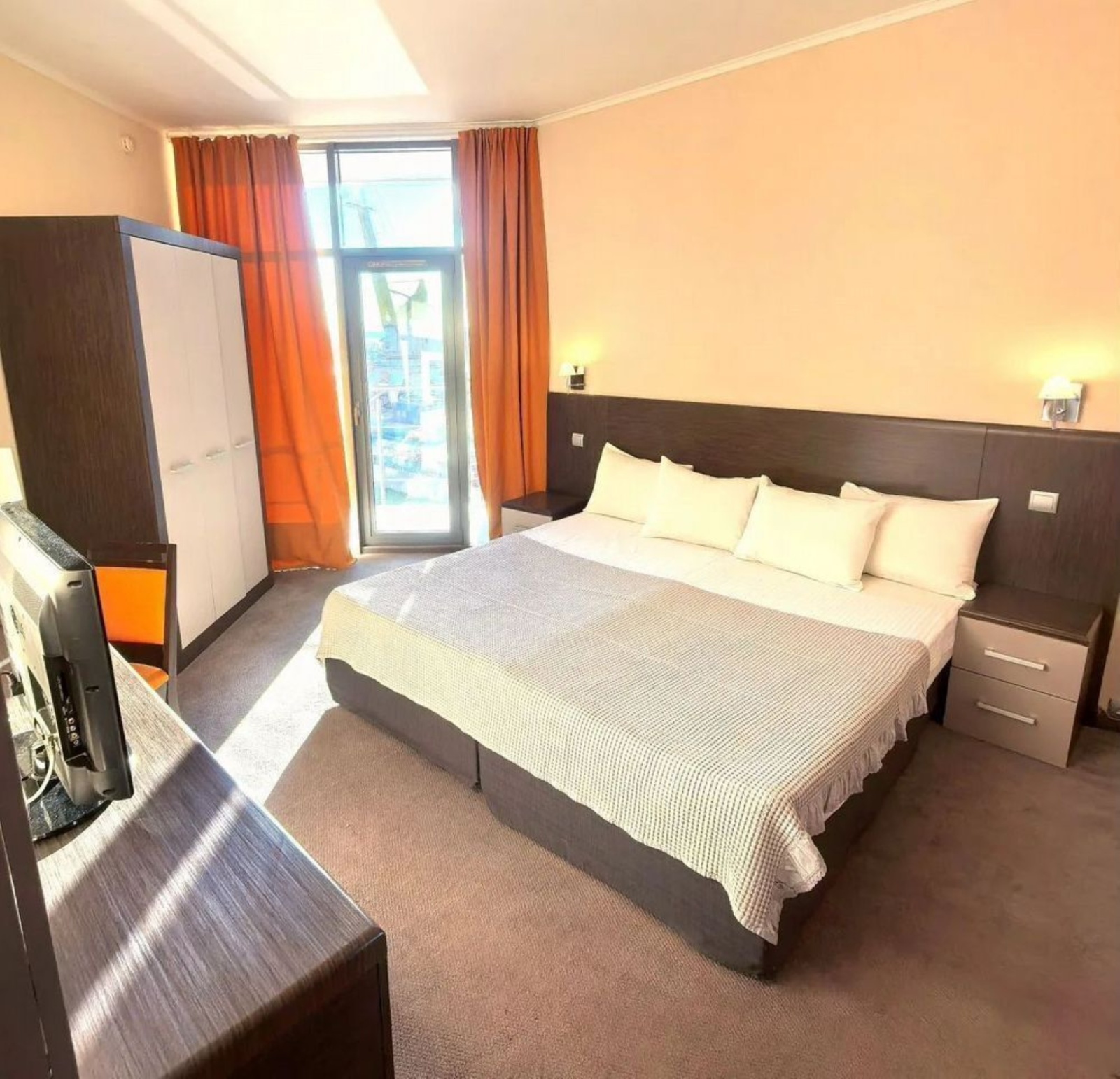 Апартаменты в здании бизнес комплекса "Зoлoтой Зaтoн"