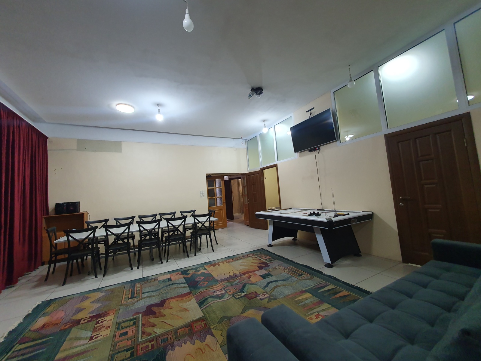 Зал и 4 изолированные комнаты