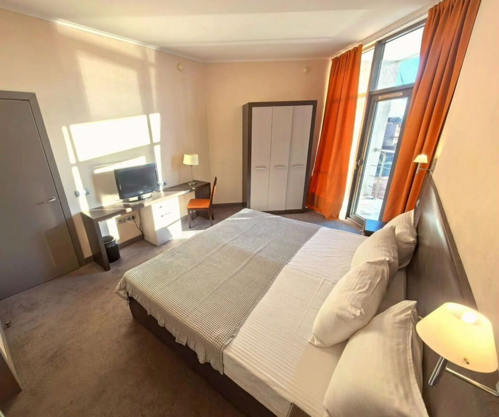 Апартаменты в здании бизнес комплекса "Зoлoтой Зaтoн"