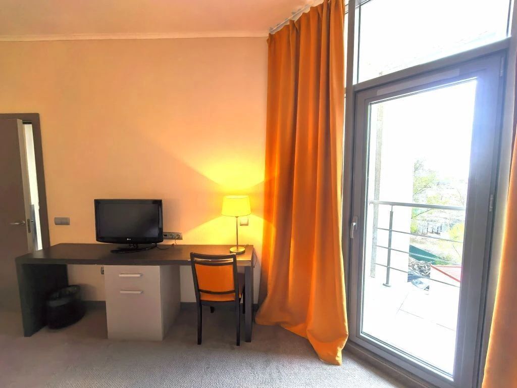 Апартаменты в здании бизнес комплекса "Зoлoтой Зaтoн"