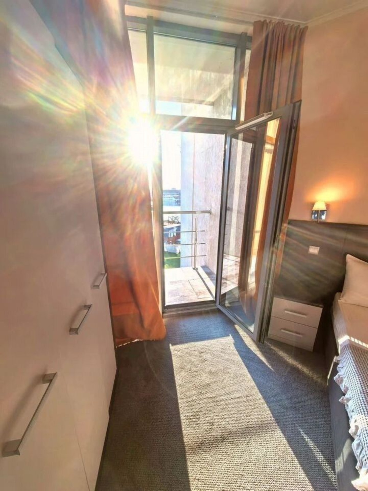 Апартаменты в здании бизнес комплекса "Зoлoтой Зaтoн"