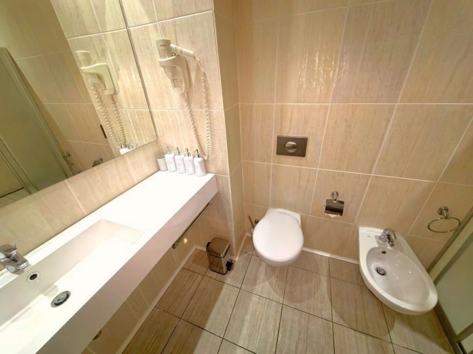 Апартаменты в здании бизнес комплекса "Зoлoтой Зaтoн"