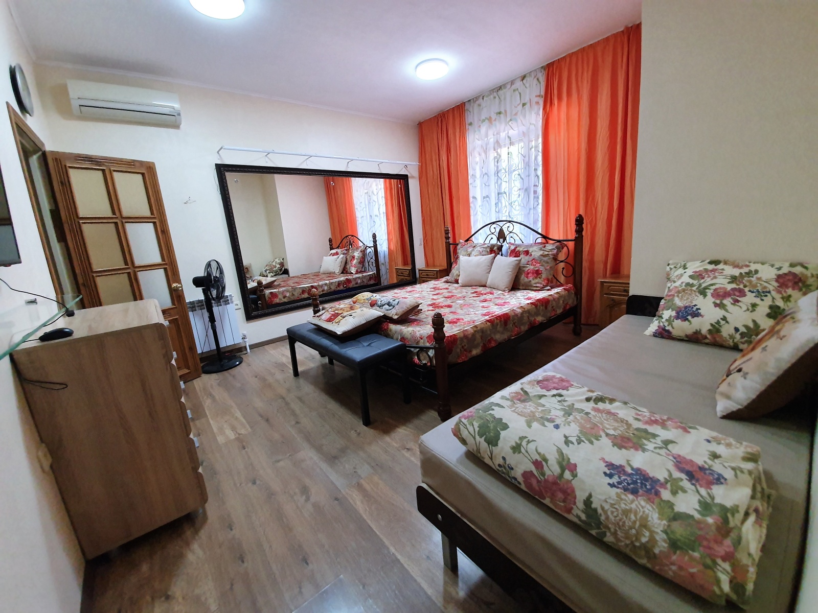 Зал и 4 изолированные комнаты