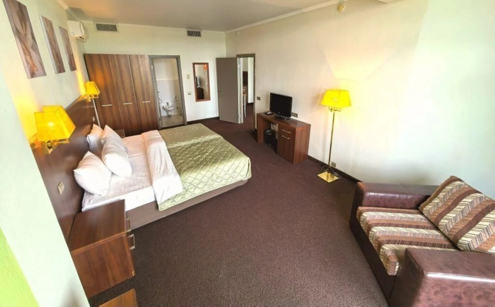 Апартаменты в БК "Зoлотой Зaтoн"