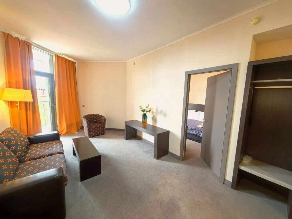 Апартаменты в здании бизнес комплекса "Зoлoтой Зaтoн"