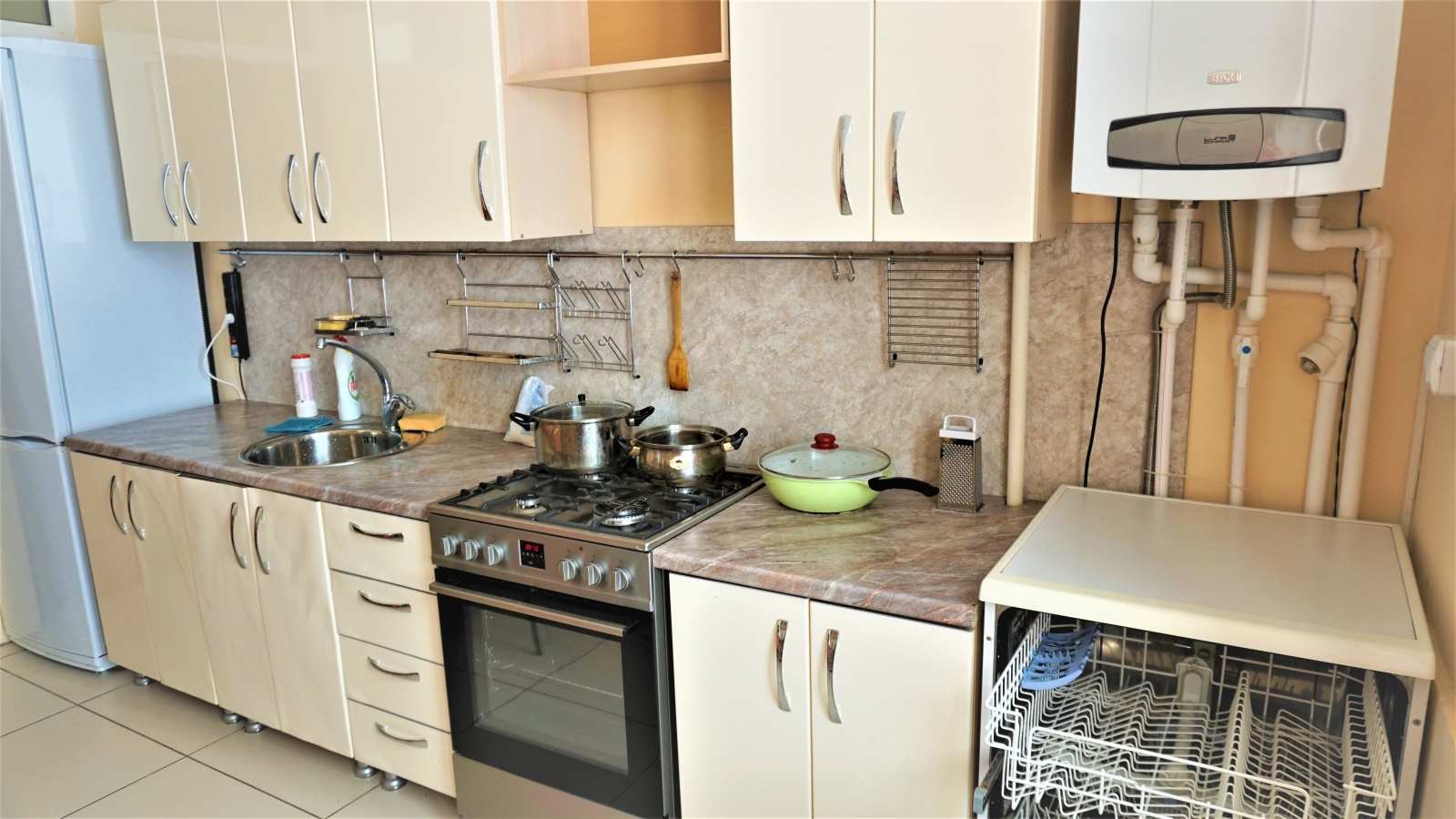 Зал и 4 изолированные комнаты