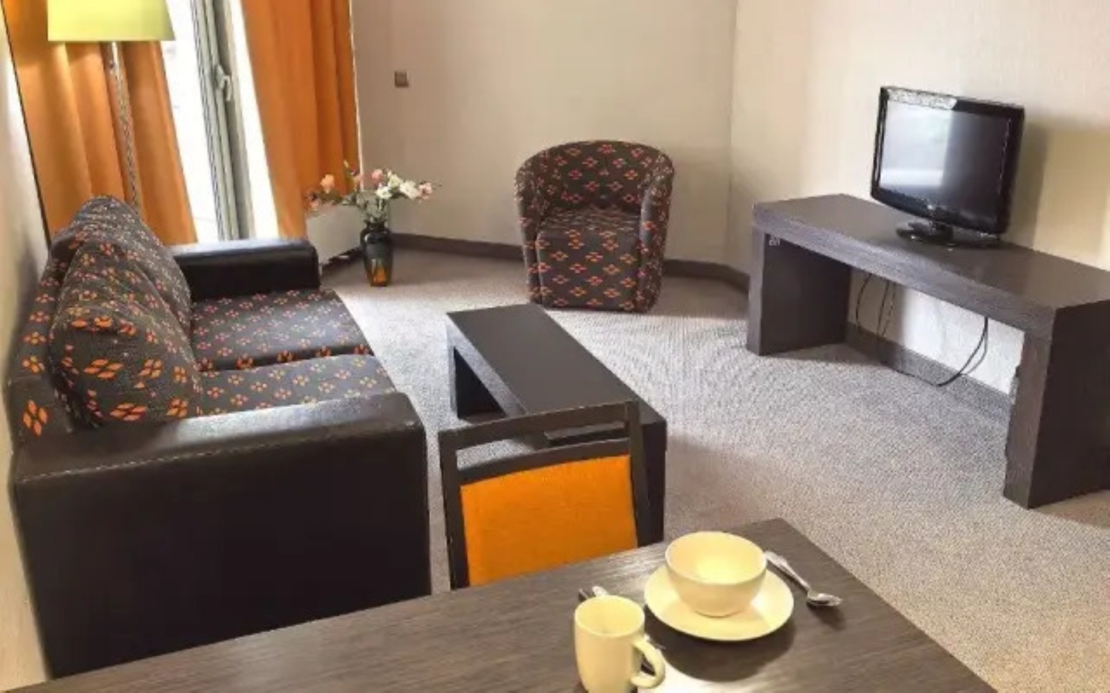 Апартаменты в здании бизнес комплекса "Зoлoтой Зaтoн"