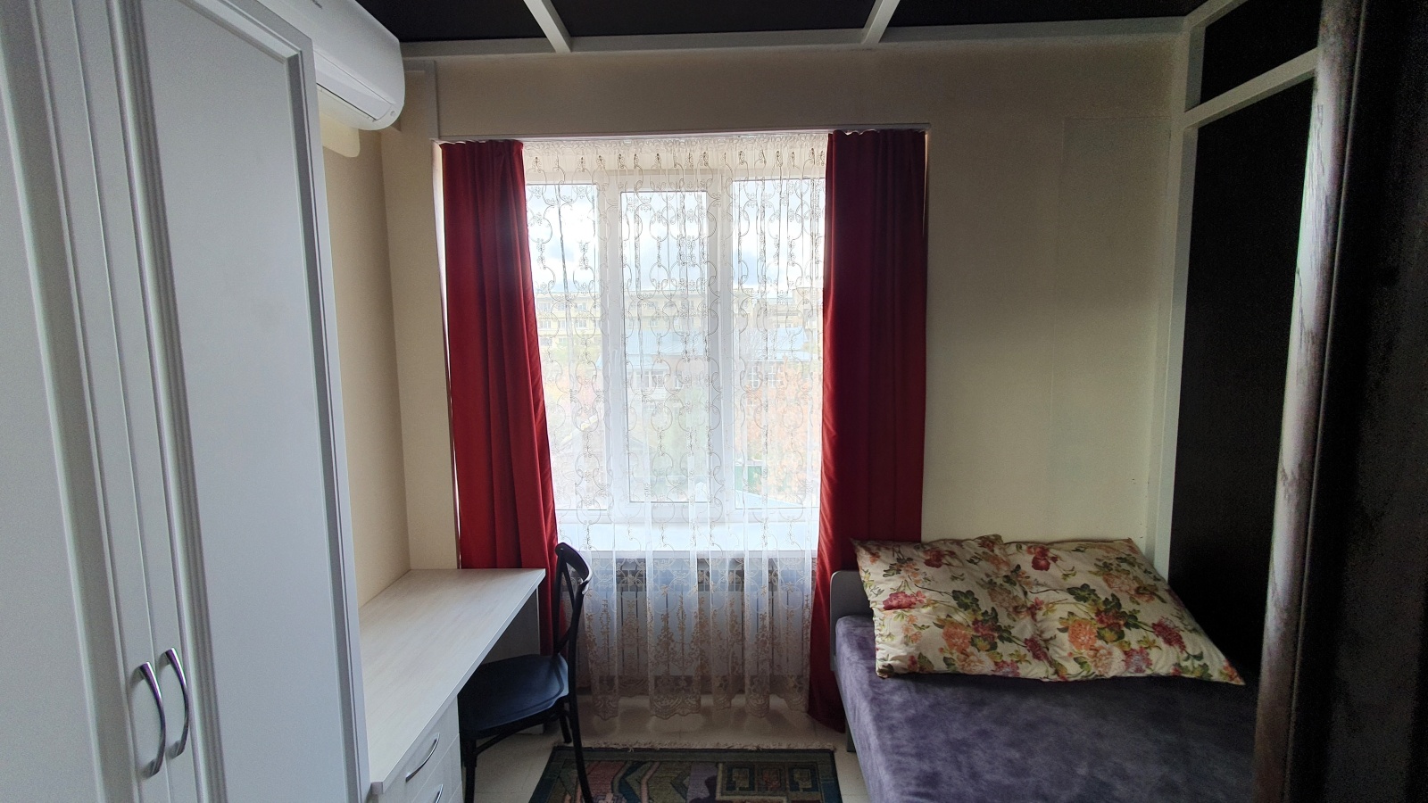 Зал и три изолированные комнаты