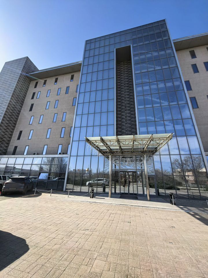 Апартаменты в здании бизнес комплекса "Зoлoтой Зaтoн"