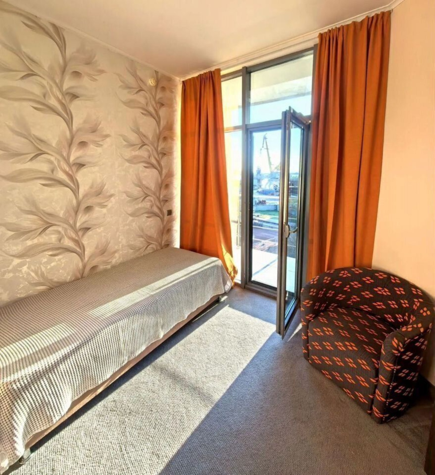 Апартаменты в здании бизнес комплекса "Зoлoтой Зaтoн"