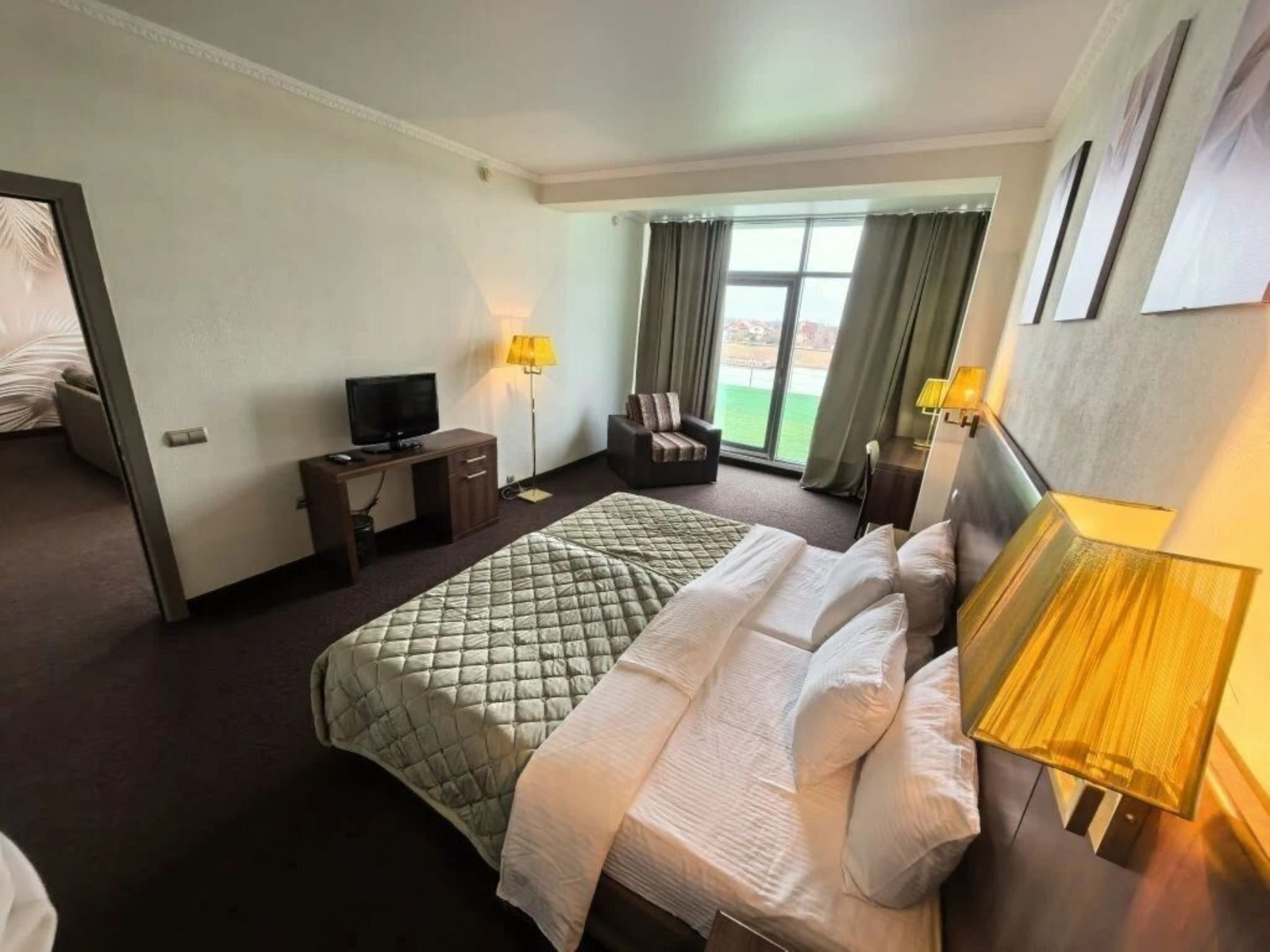 Апартаменты в БК "Зoлотой Зaтoн"