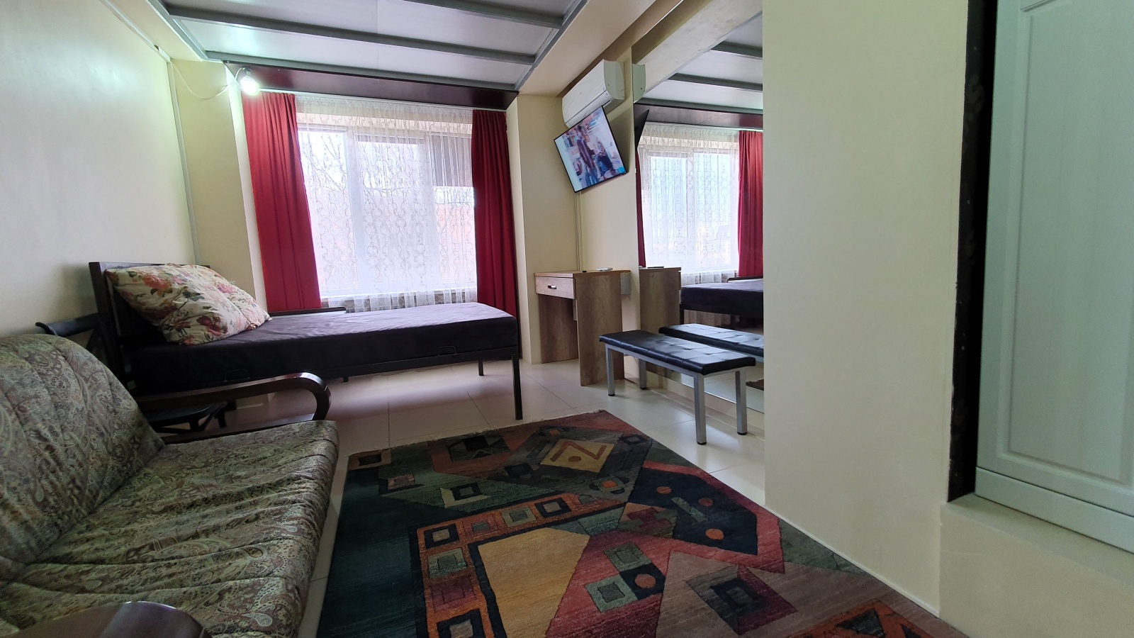 Зал и три изолированные комнаты